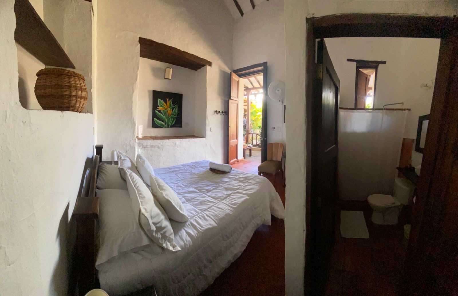 La misma habitación sencilla, con su baño privado al lado.