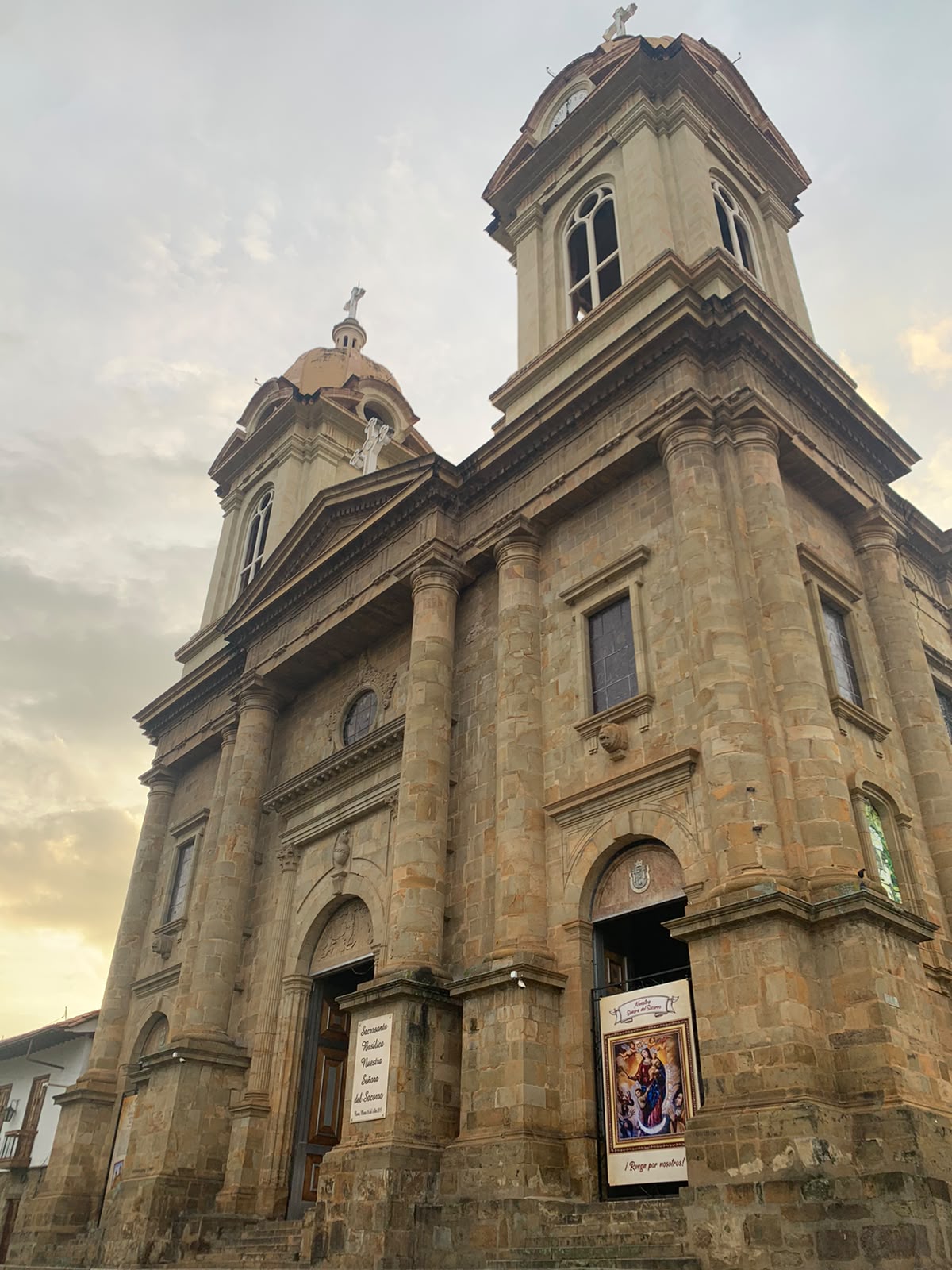 La Basílica Nuestra Señora del Socorro al amanecer, a pocas cuadras de la casa.